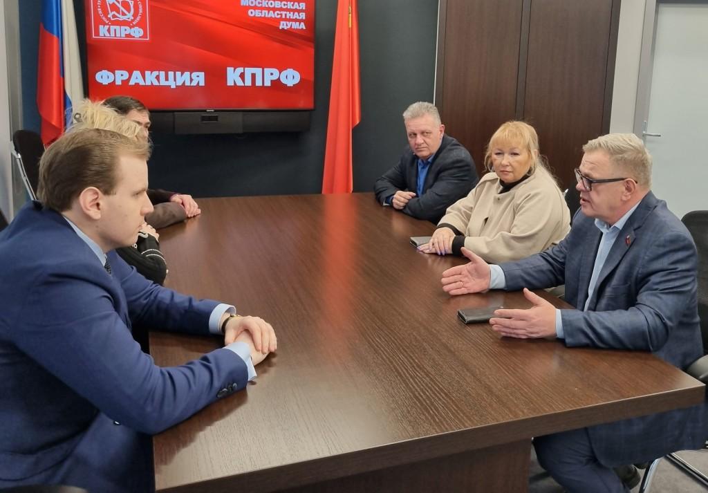 Руководитель фракции КПРФ в Мособлдуме Александр Наумов наградил волонтеров