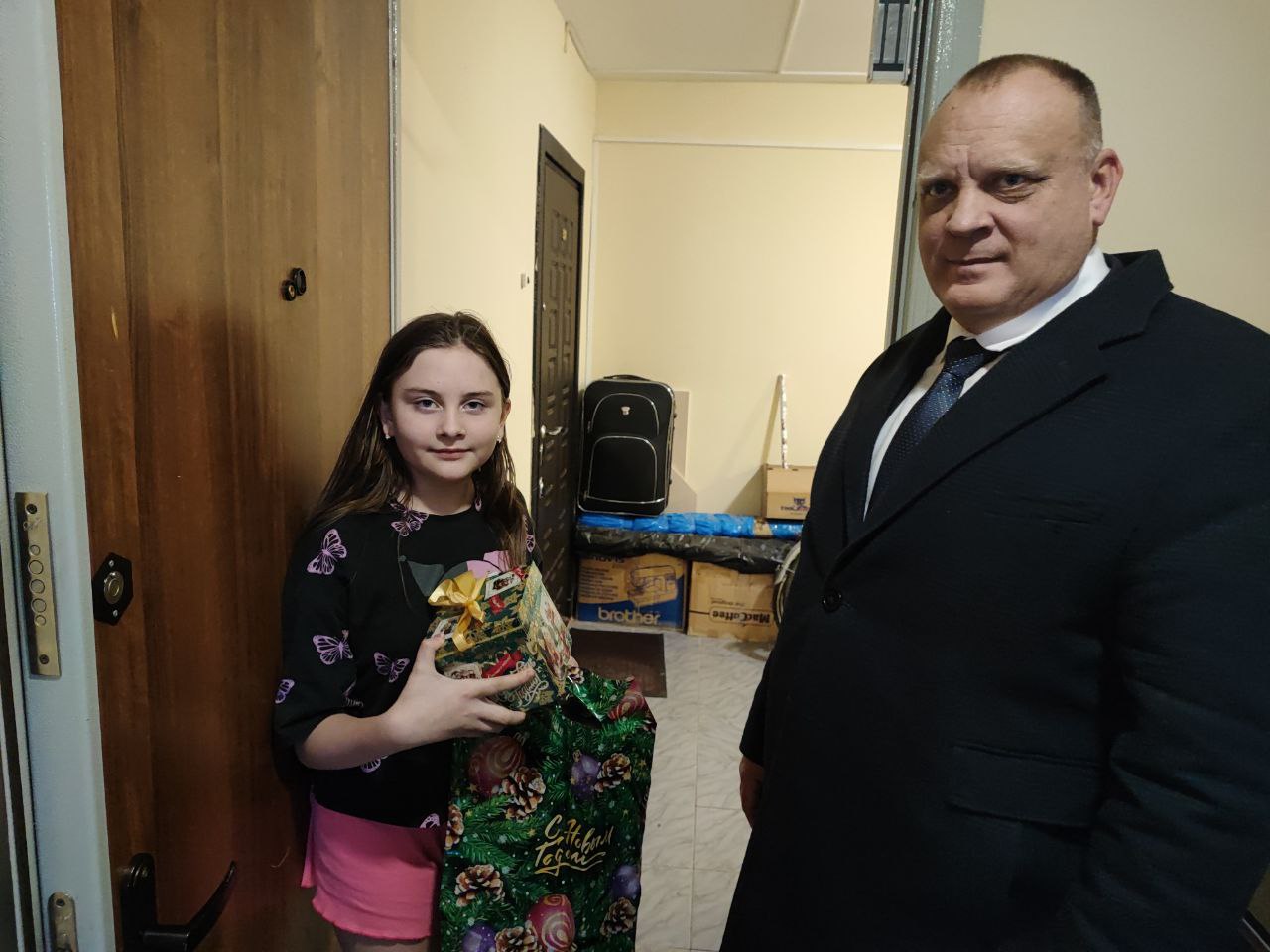 Коммунисты Балашихи поздравили с наступающим Новым годом семьи бойцов СВО