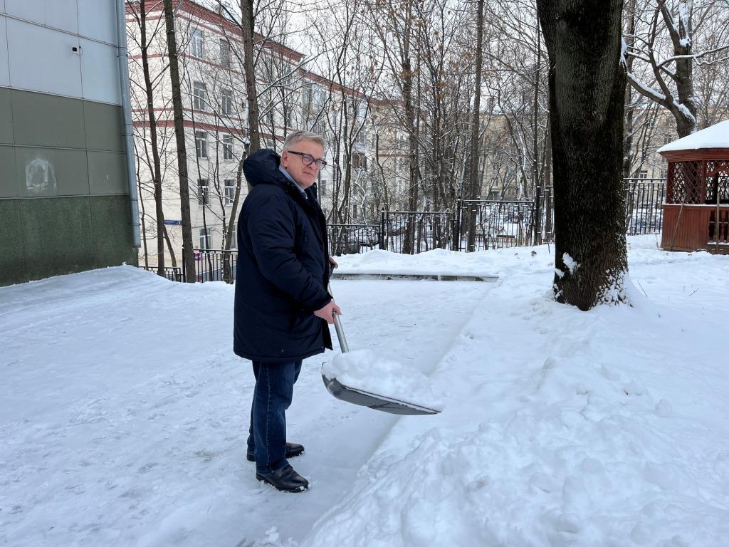 В подмосковном Обкоме прошел предновогодний субботник по уборке территории от снегопада