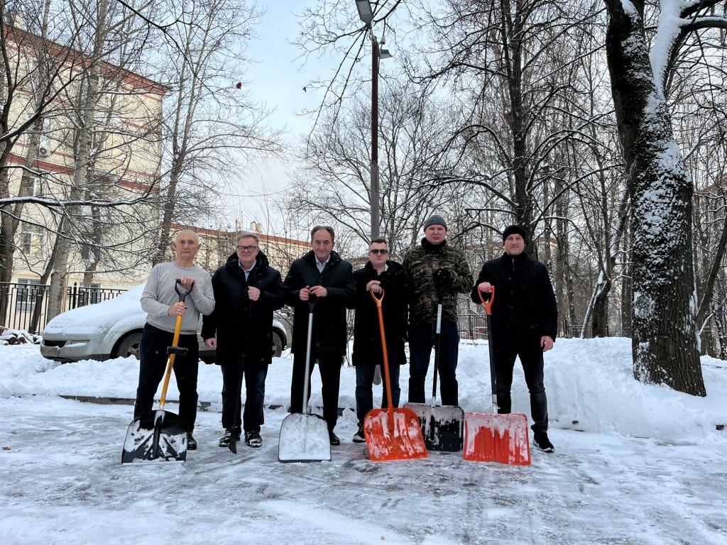 В подмосковном Обкоме прошел предновогодний субботник по уборке территории от снегопада