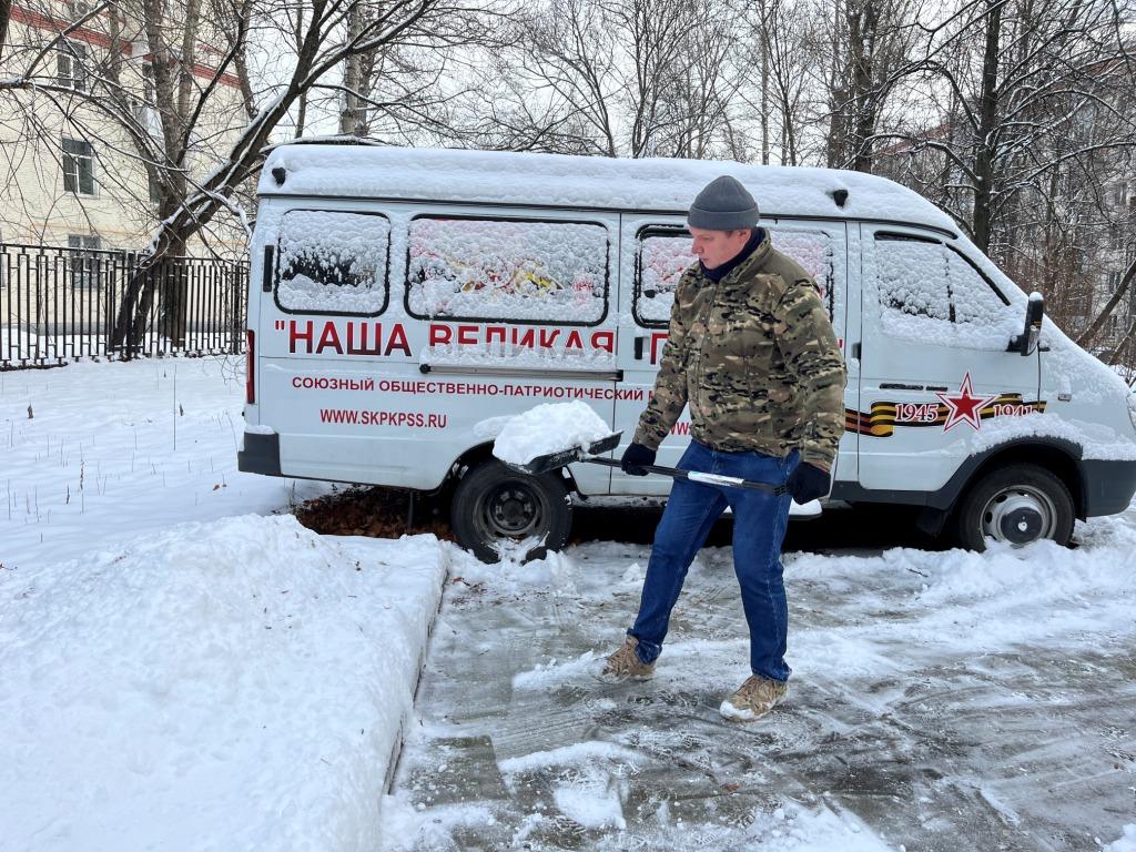 В подмосковном Обкоме прошел предновогодний субботник по уборке территории от снегопада