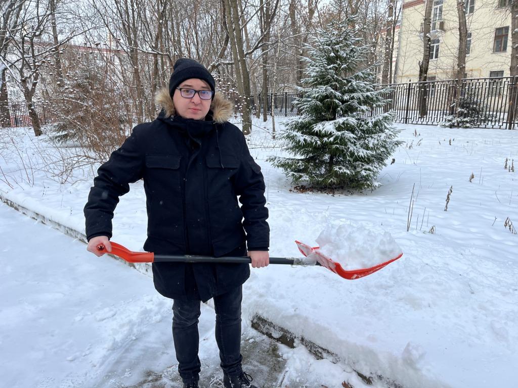 В подмосковном Обкоме прошел предновогодний субботник по уборке территории от снегопада