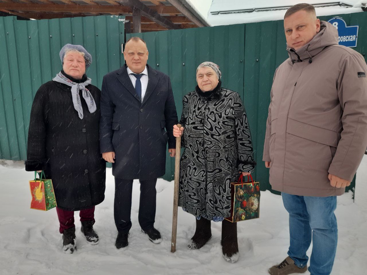 Коммунисты Балашихи поздравили с Новым годом ветеранов