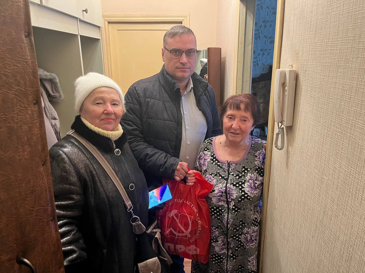 Коммунисты Котельников подарили подарки