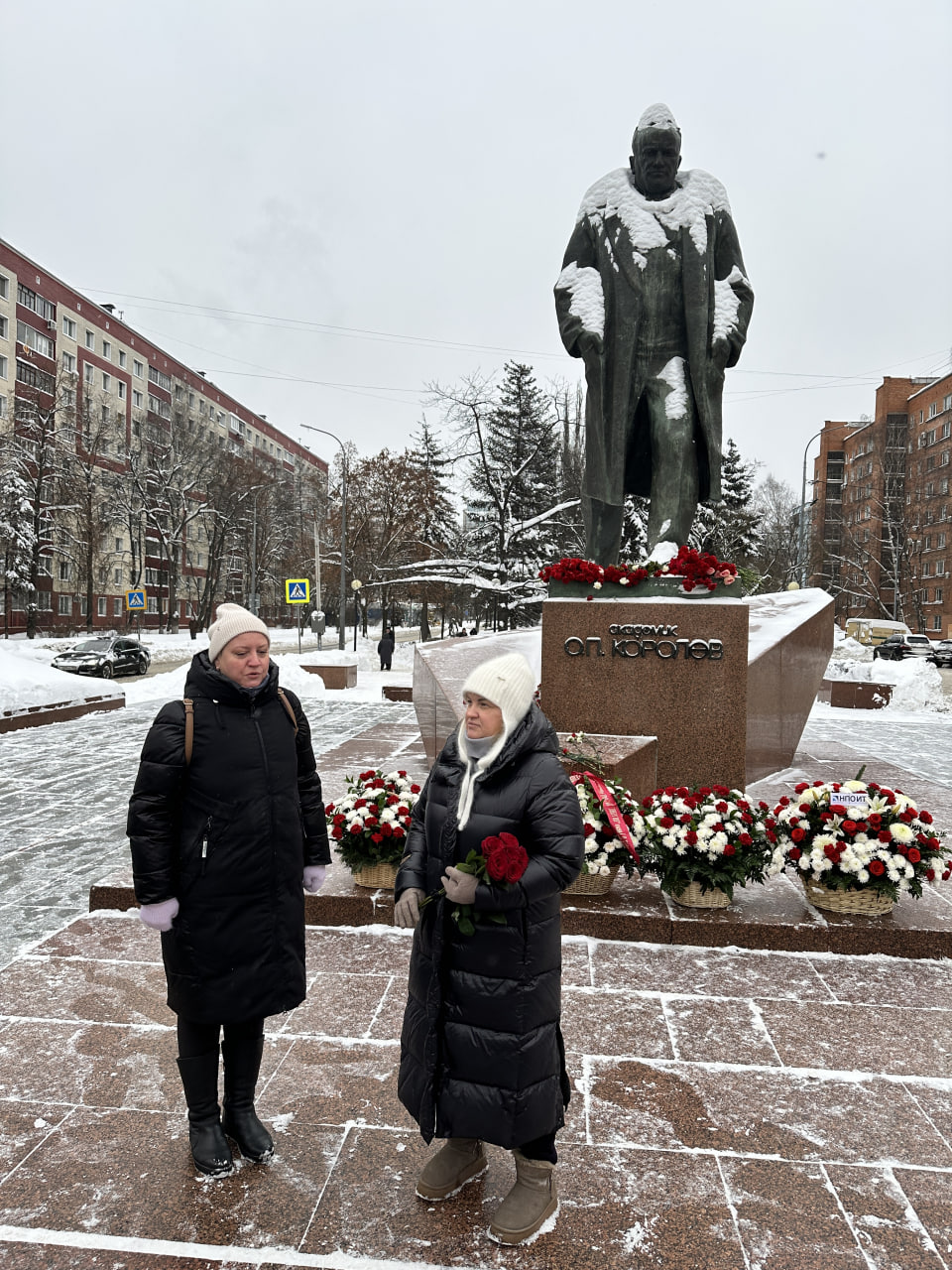 Королёвские коммунисты, под руководством первого секретаря Королёвского ГК КПРФ Светланы Петровой, почтили память о С.П. Королёве и возложили цветы к памятнику в честь 119-й годовщины со дня его рождения