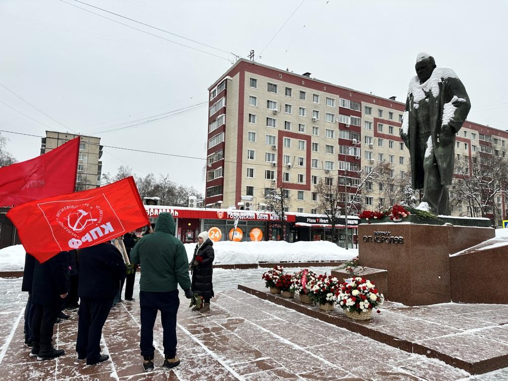 Королёвские коммунисты, под руководством первого секретаря Королёвского ГК КПРФ Светланы Петровой, почтили память о С.П. Королёве и возложили цветы к памятнику в честь 119-й годовщины со дня его рождения