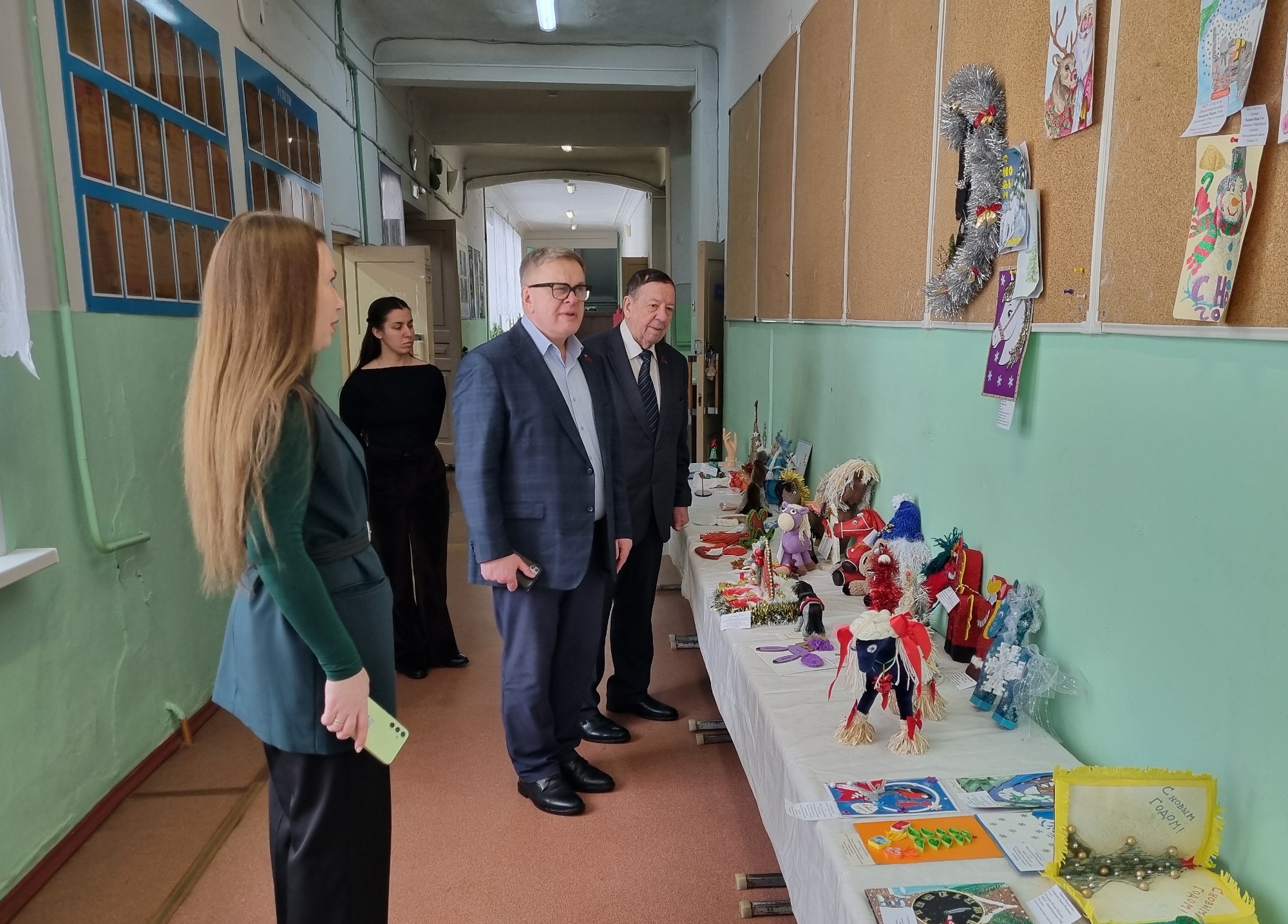 Педагоги учебного центра микрорайона Ожерелье поблагодарили руководителя фракции КПРФ Александра Наумова за помощь