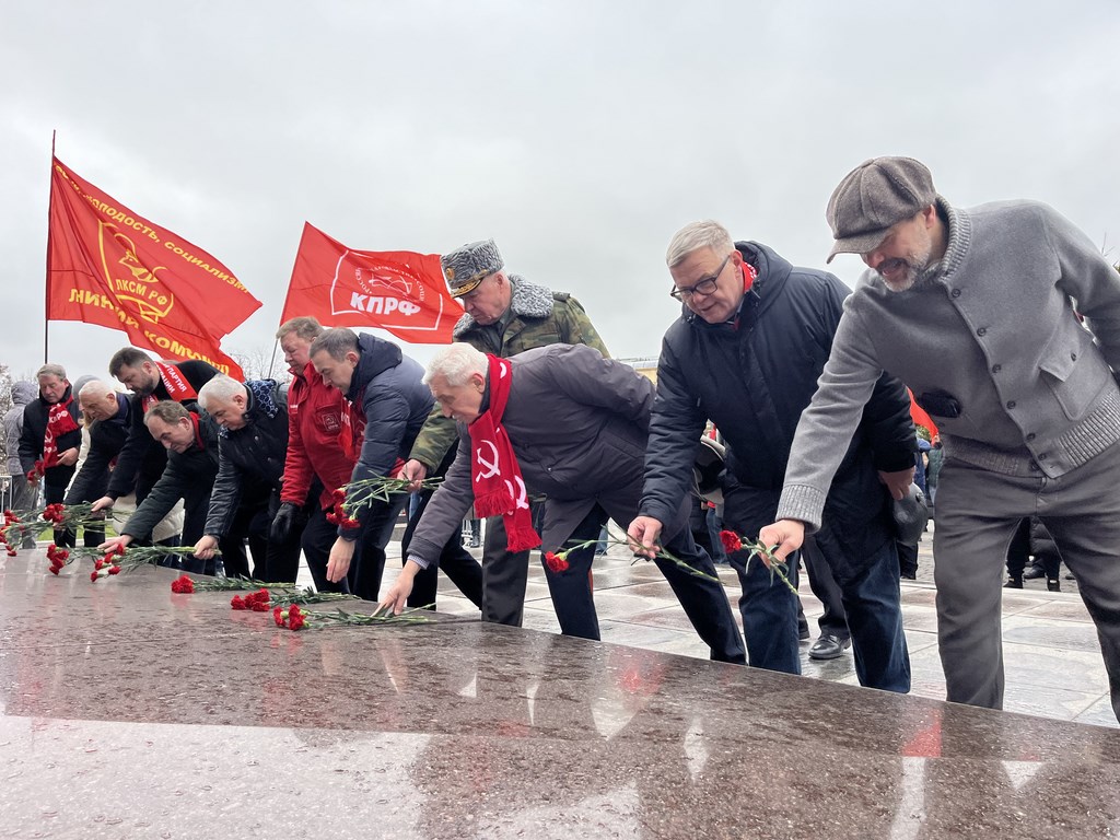 В День рождения И.В. Сталина коммунисты возложили цветы к могиле вождя (21.12.2025)