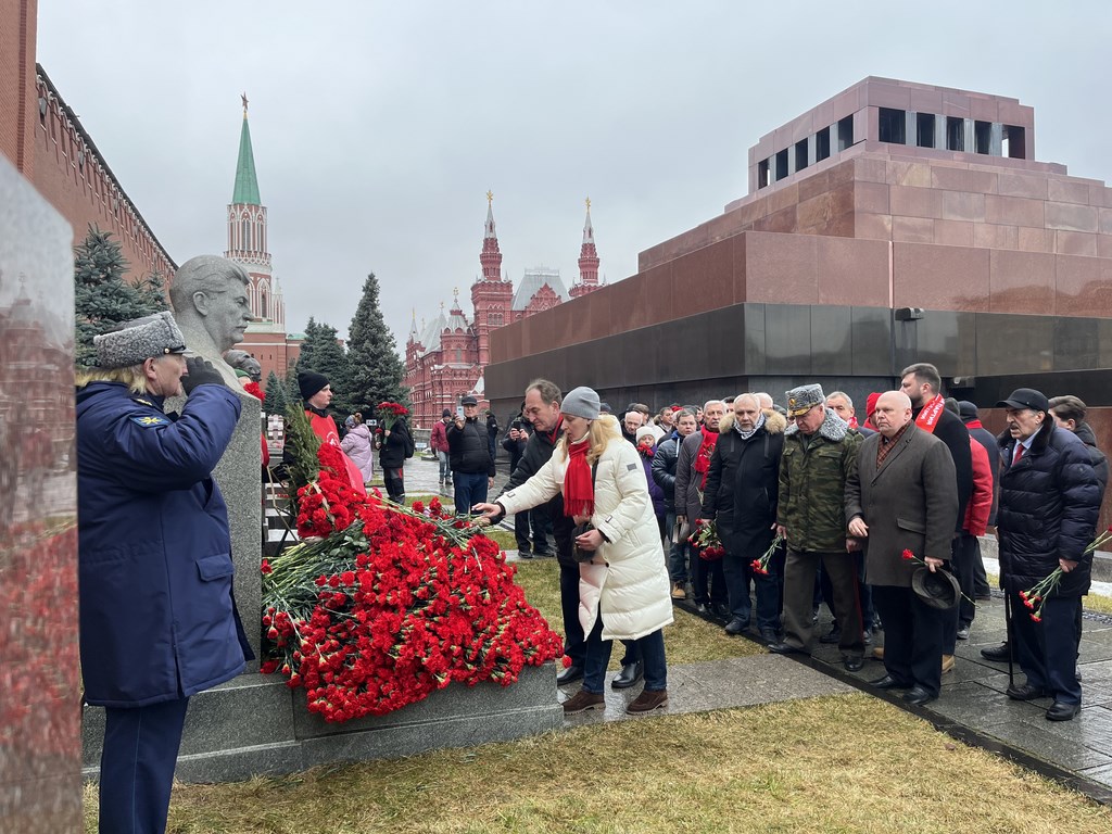 В День рождения И.В. Сталина коммунисты возложили цветы к могиле вождя (21.12.2025)