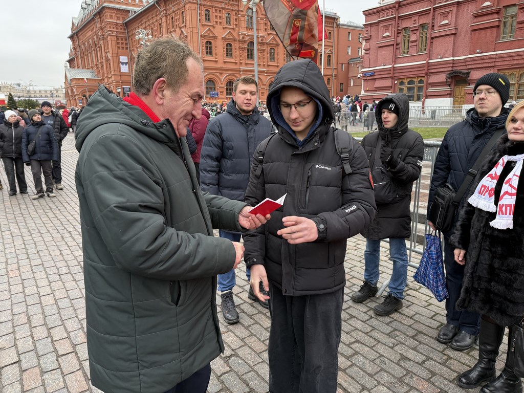 В День рождения И.В. Сталина коммунисты возложили цветы к могиле вождя (21.12.2025)