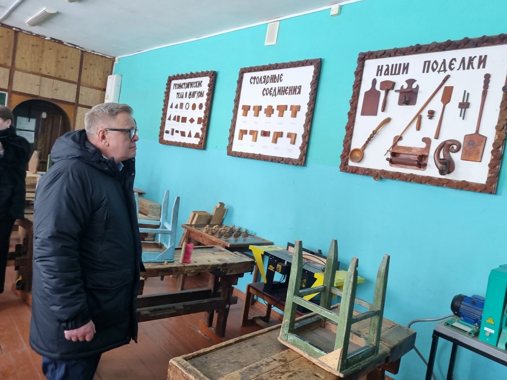 Педагоги Коробчеевской школы в Коломне поблагодарили руководителя фракции КПРФ Александра Наумова за помощь учреждению