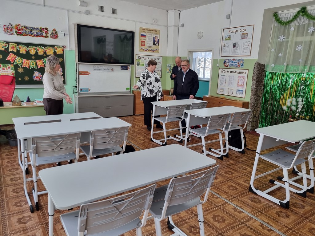 Педагоги Коробчеевской школы в Коломне поблагодарили руководителя фракции КПРФ Александра Наумова за помощь учреждению