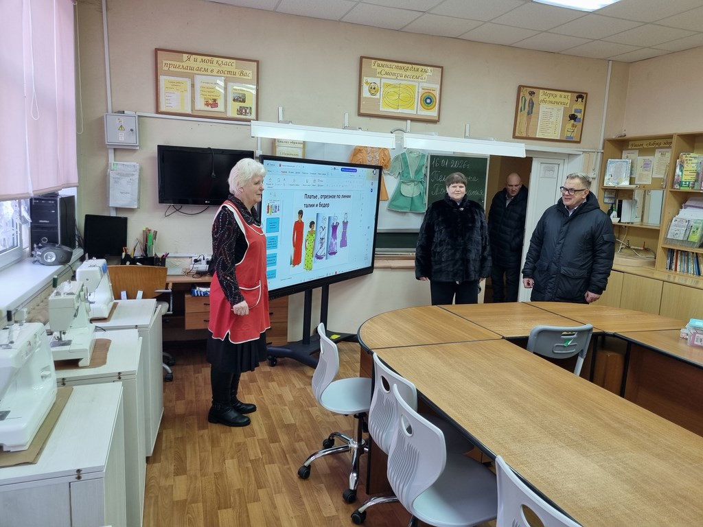 Педагоги Коробчеевской школы в Коломне поблагодарили руководителя фракции КПРФ Александра Наумова за помощь учреждению