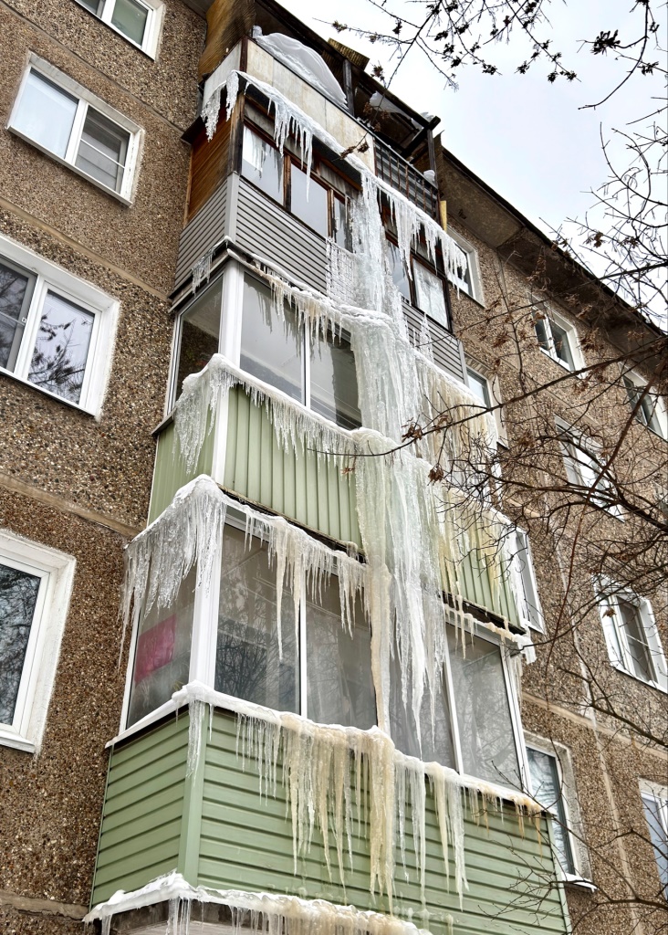 Опасность сверху: снежные лавины угрожают жильцам многоэтажек Коломны