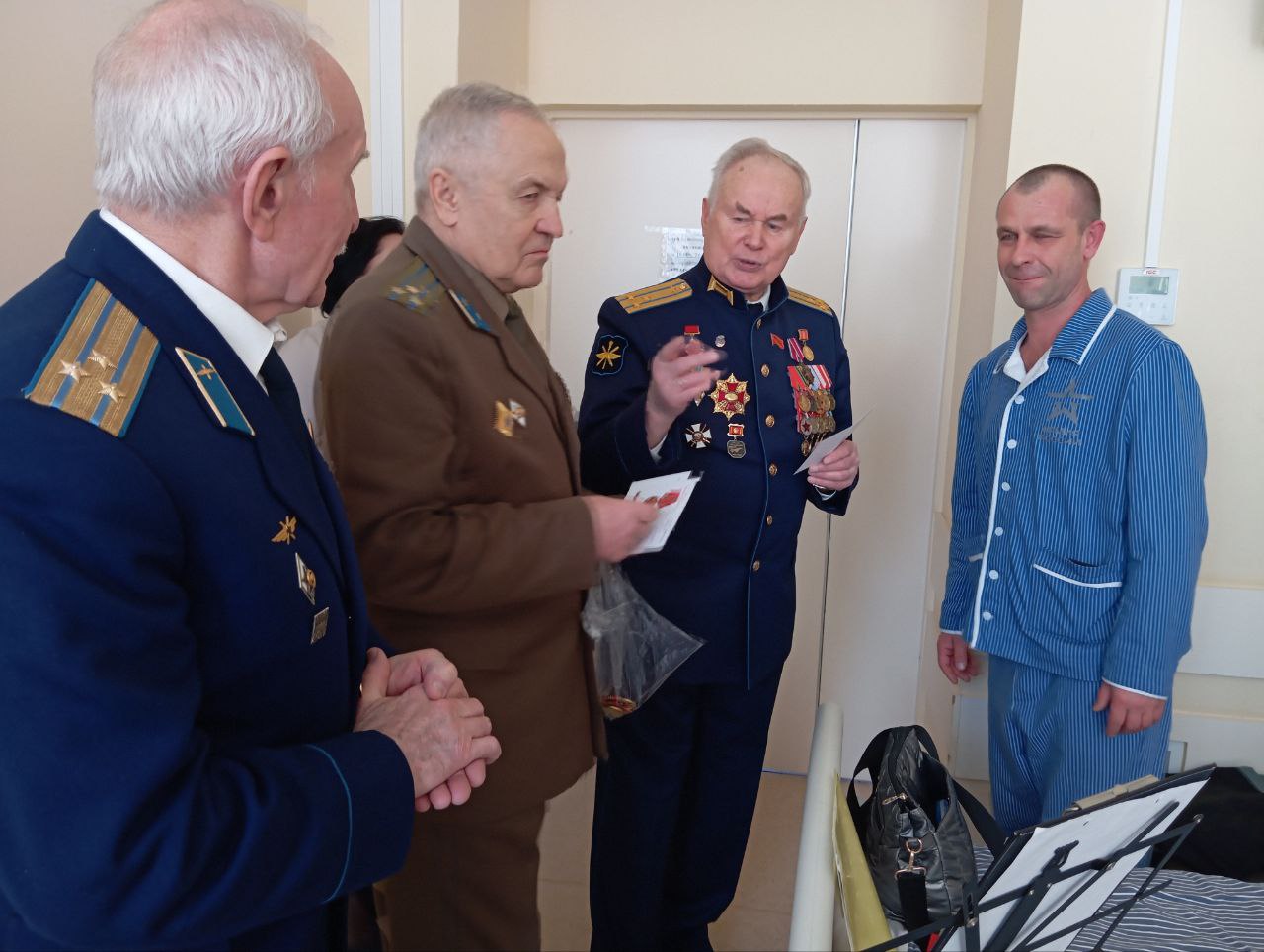 Советские офицеры навестили раненных бойцов