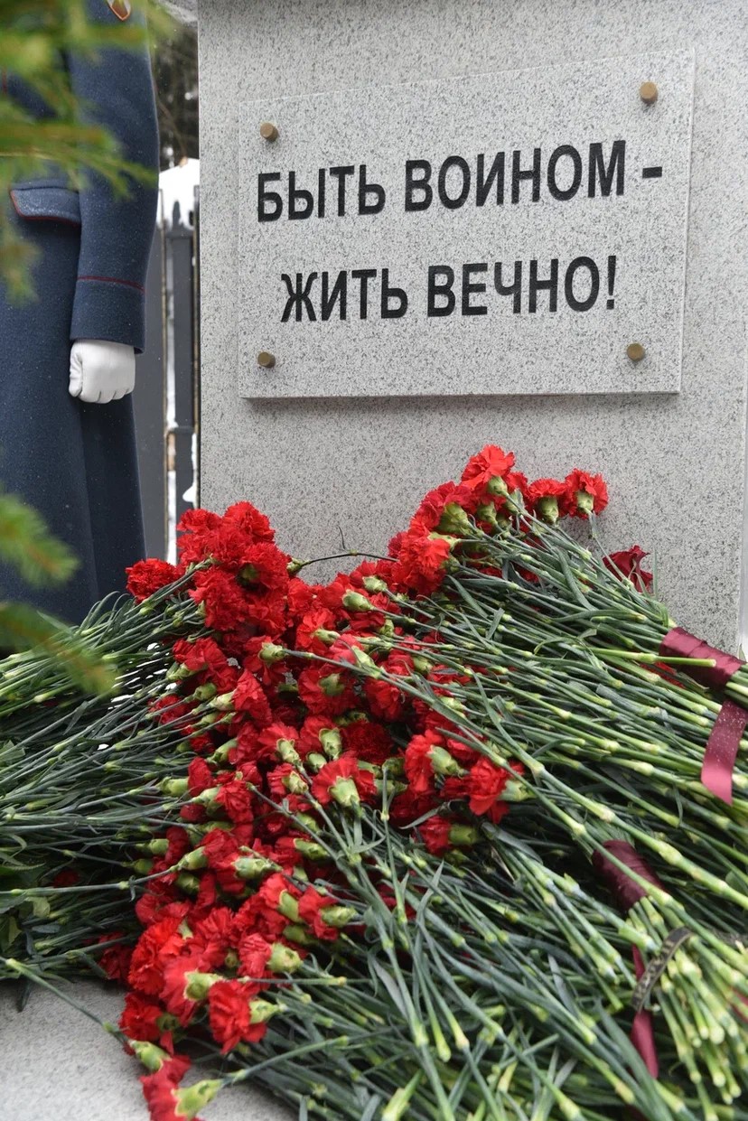 Коммунисты возложили цветы на Братском кладбище в Балашихе