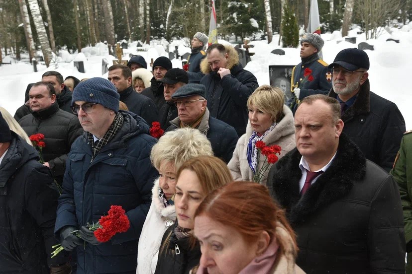 Коммунисты возложили цветы на Братском кладбище в Балашихе