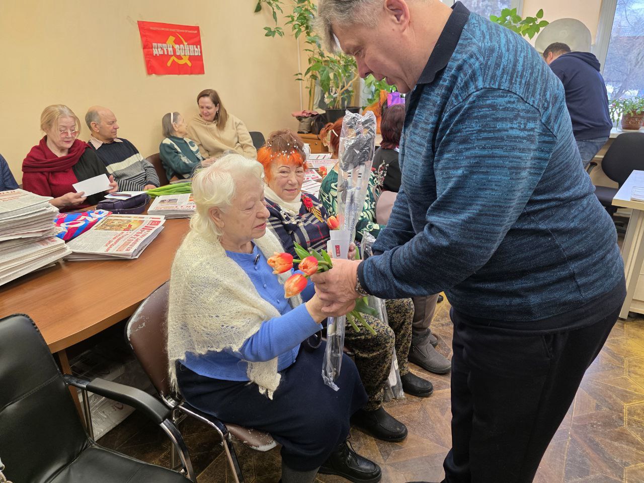 Раменские коммунисты поздравили женщин с 8 марта