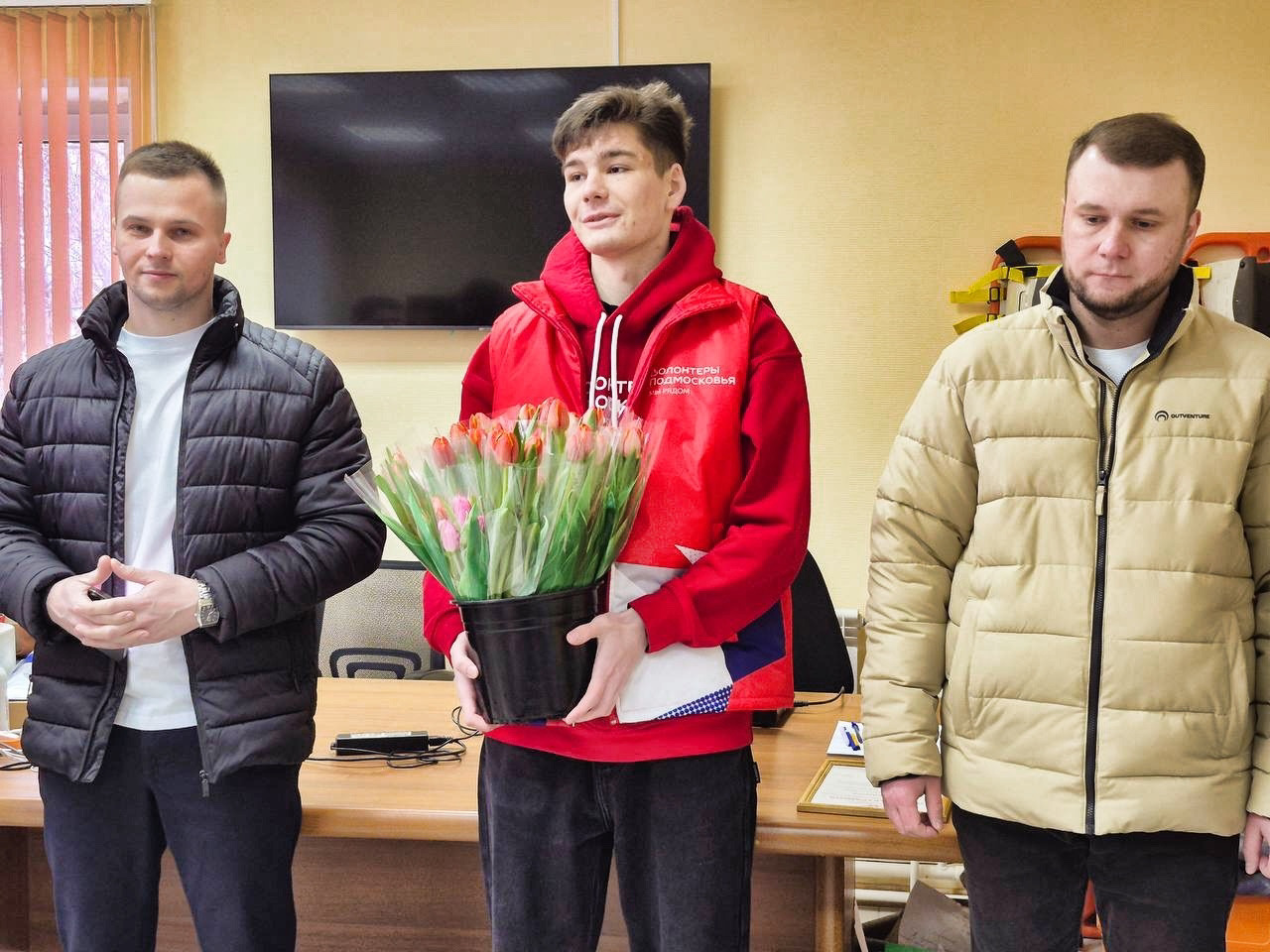 Дмитровские коммунисты поздравили работников скорой с международным Женским Днем