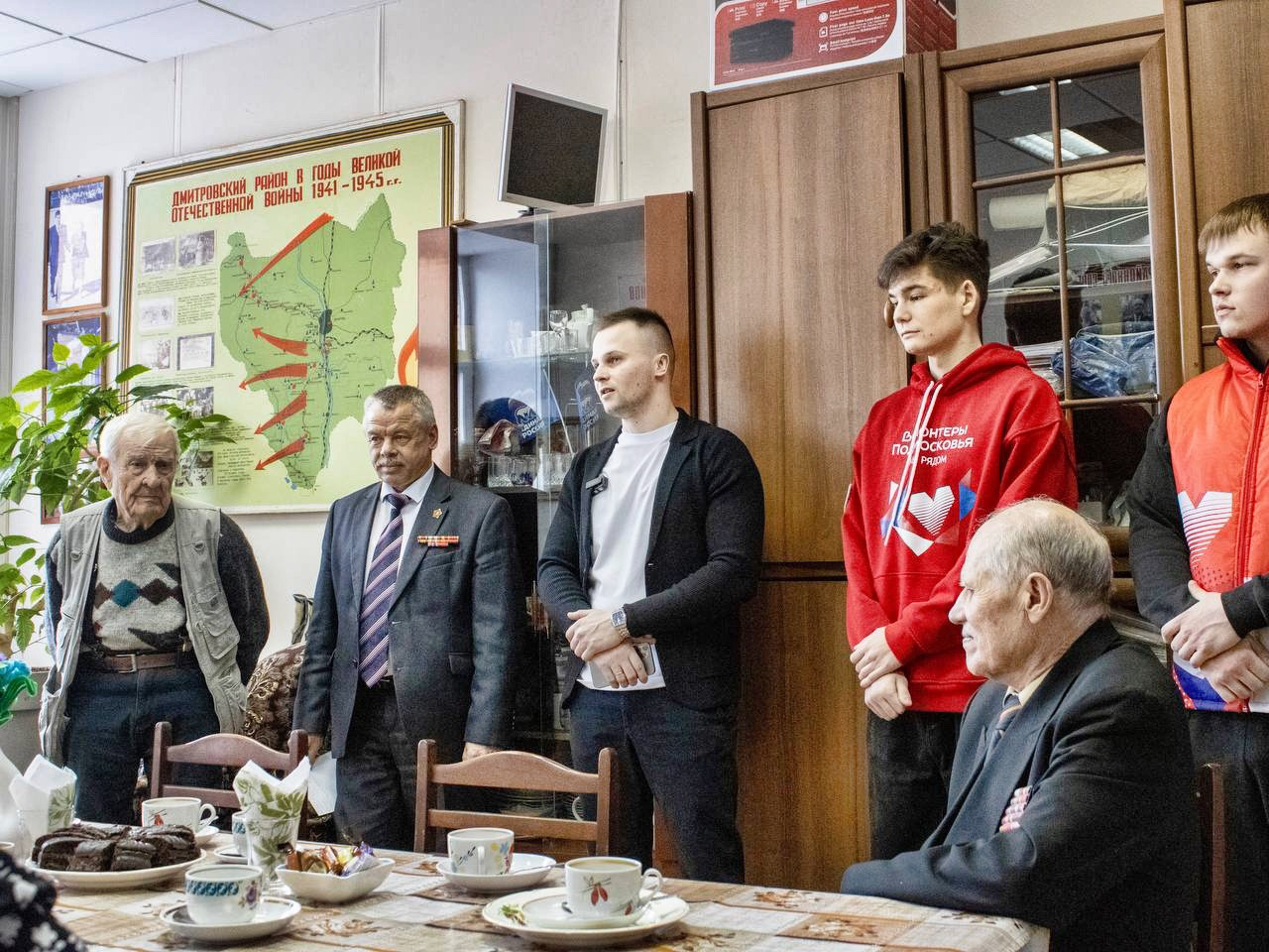 Члены Дмитровского ГК КПРФ поздравили Совет Ветеранов