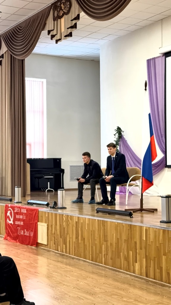 Депутат горсовета Лобни Даниил Рендаков провел прямой диалог с молодежью города