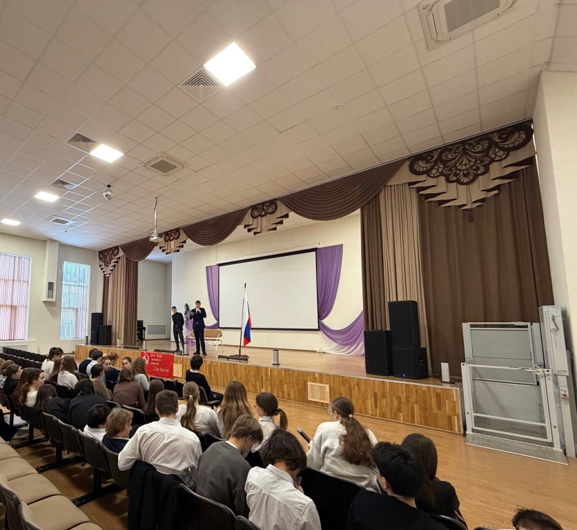 Депутат горсовета Лобни Даниил Рендаков провел прямой диалог с молодежью города