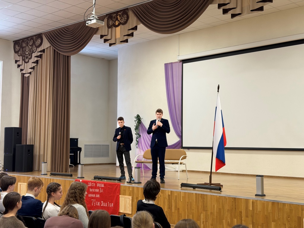 Депутат горсовета Лобни Даниил Рендаков провел прямой диалог с молодежью города