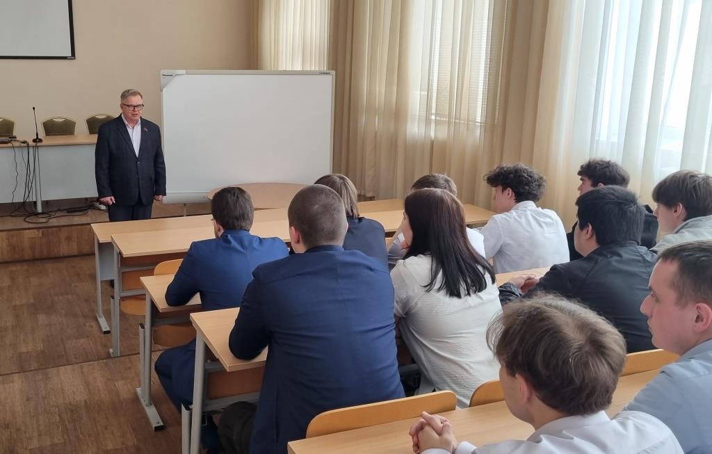Руководитель фракции КПРФ Александр Наумов вручил награды студентам за волонтерскую деятельность в Ожерелье
