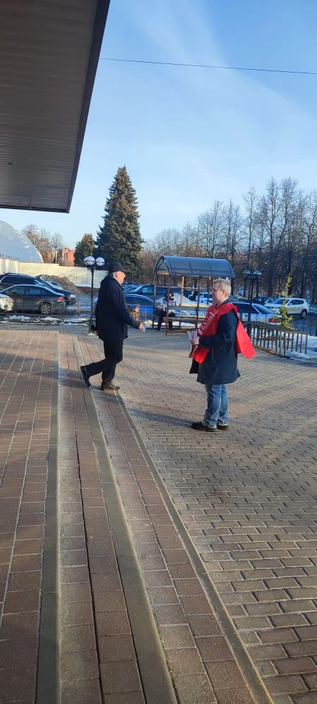 В память об украденном волеизъявлении фрязинские коммунисты провели раздачу газеты «Подмосковная правда»
