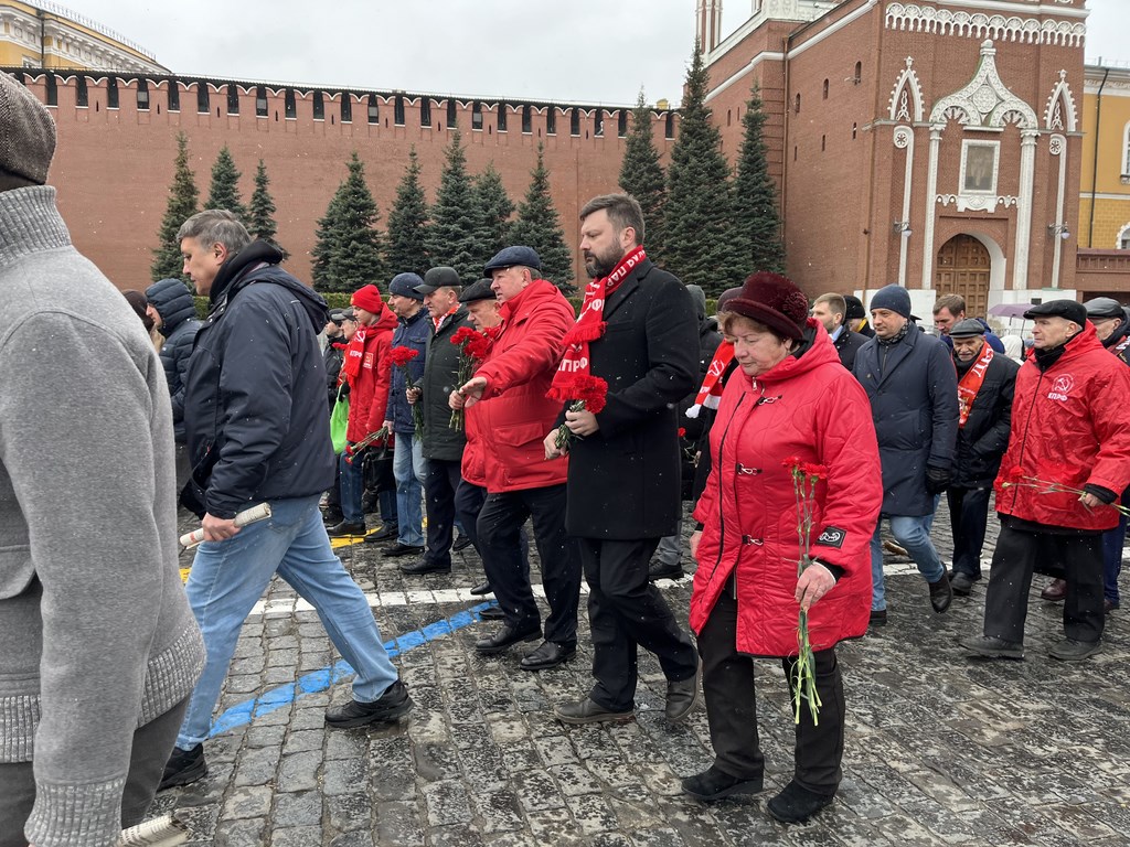 «Продолжая славный космический полет». Коммунисты во главе с Г.А. Зюгановым почтили у Кремлевской стены память советских покорителей Космоса