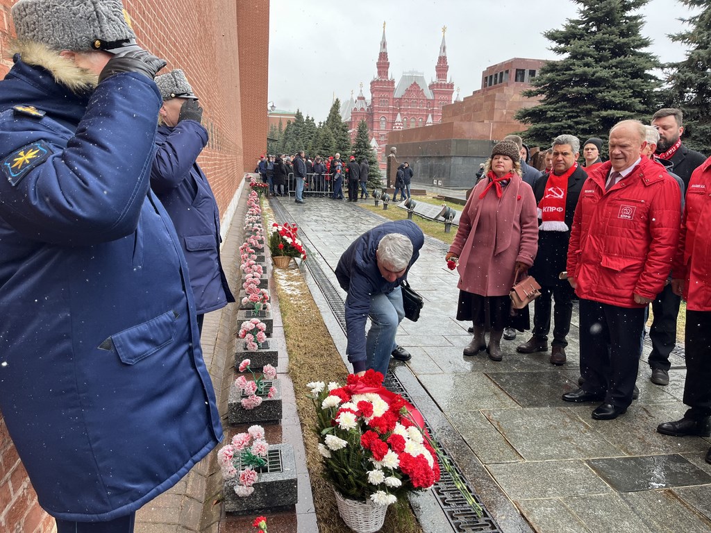«Продолжая славный космический полет». Коммунисты во главе с Г.А. Зюгановым почтили у Кремлевской стены память советских покорителей Космоса