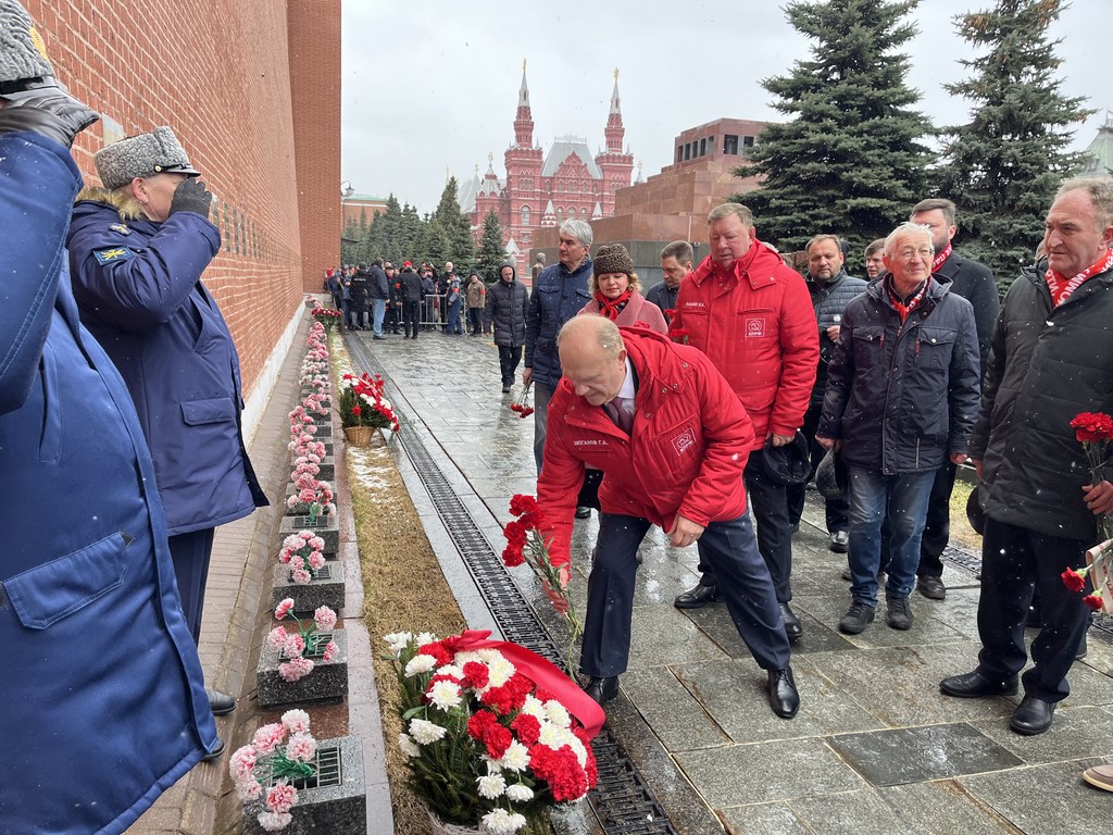 «Продолжая славный космический полет». Коммунисты во главе с Г.А. Зюгановым почтили у Кремлевской стены память советских покорителей Космоса