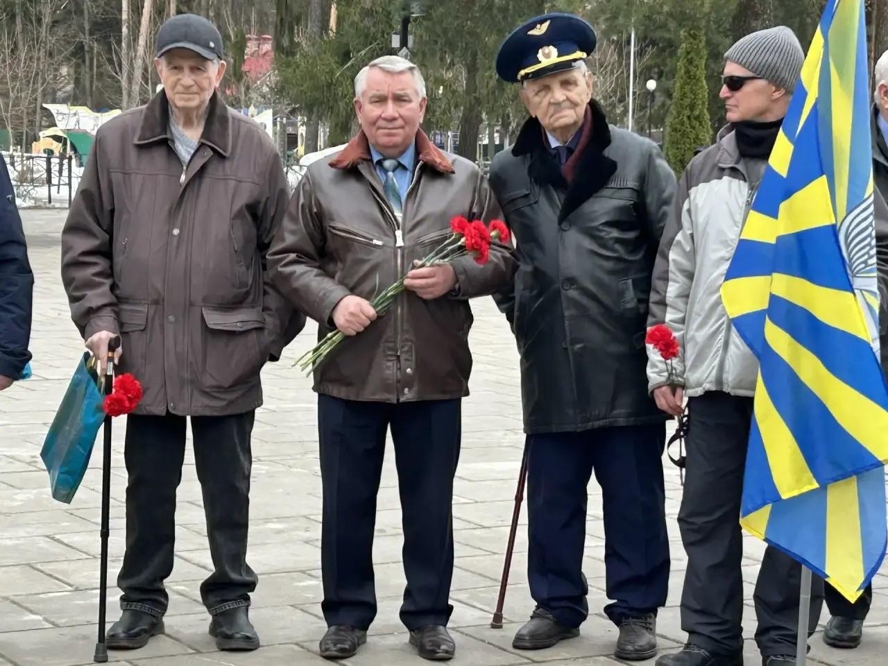 Ветераны и коммунисты возложили цветы к памятнику Гагарина