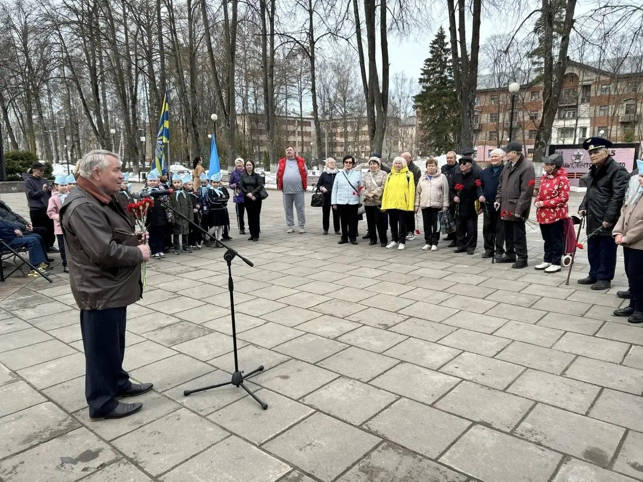 Ветераны и коммунисты возложили цветы к памятнику Гагарина