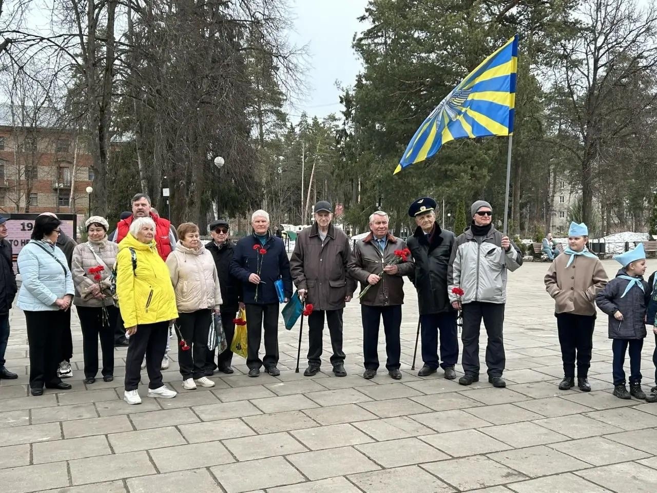 Ветераны и коммунисты возложили цветы к памятнику Гагарина