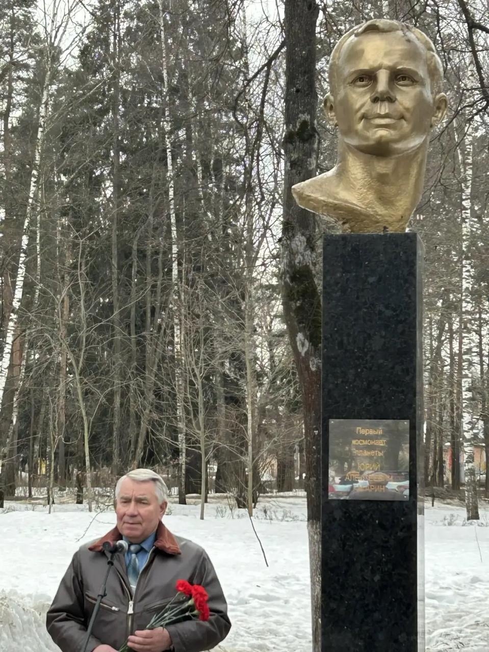 Ветераны и коммунисты возложили цветы к памятнику Гагарина