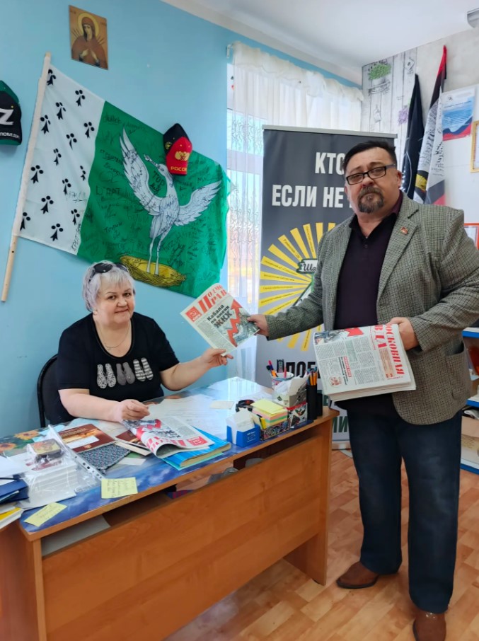 Просыпайся Шаховской район, вам везет газету Красный почтальон!