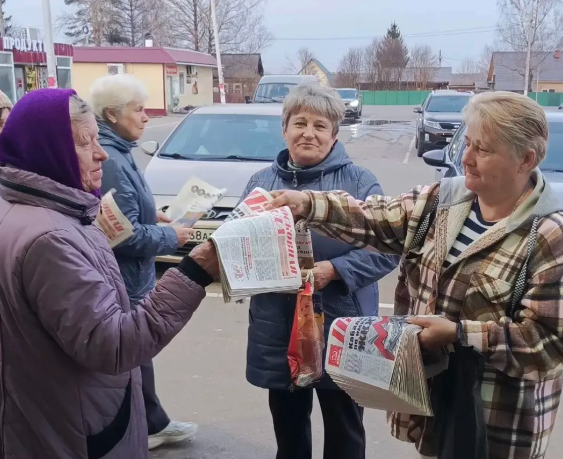 Просыпайся Шаховской район, вам везет газету Красный почтальон!