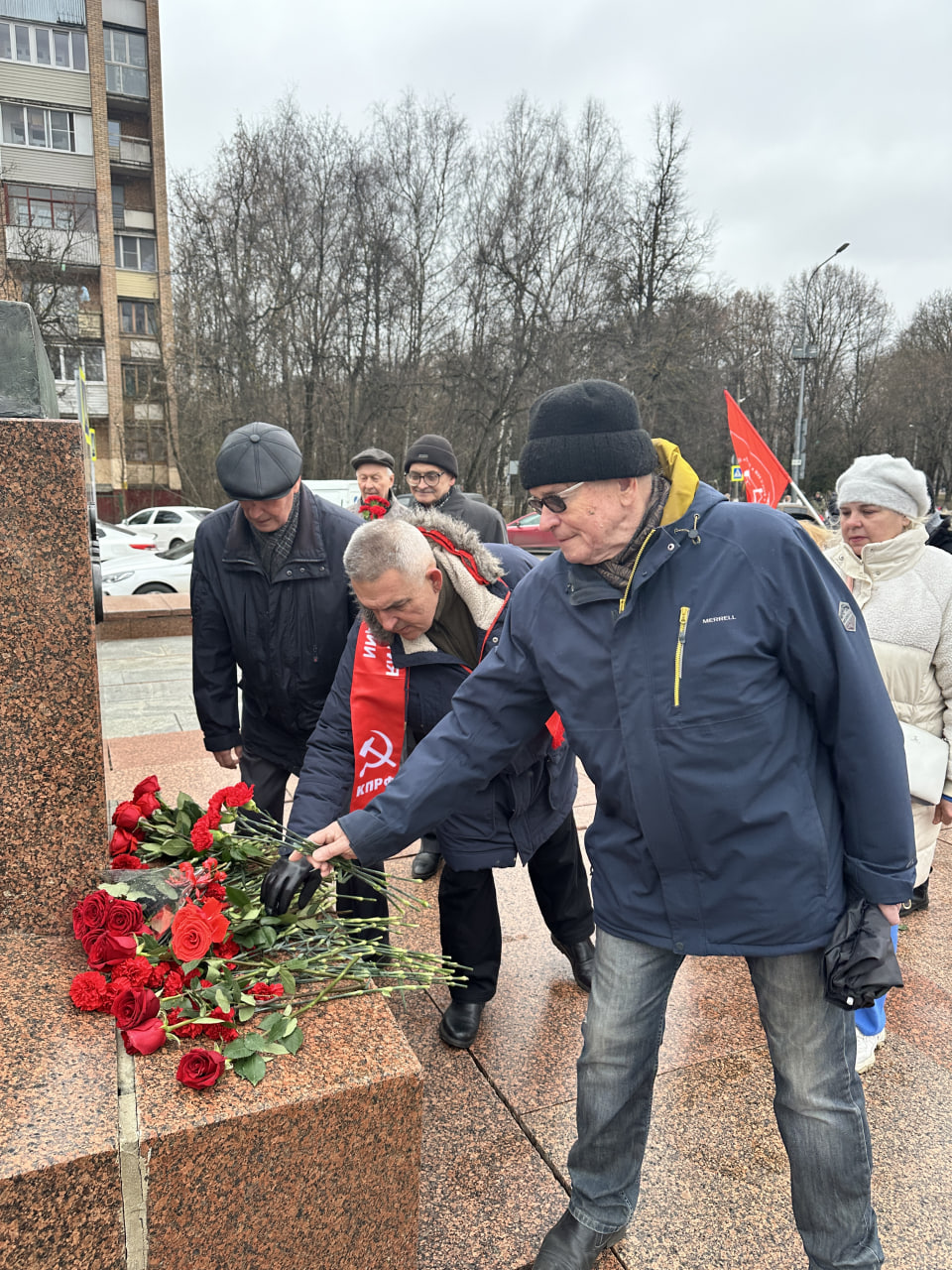 Коммунисты города Королёва, верные своим идеалам и памяти о великом прошлом, собрались у монумента основоположнику космонавтики, Сергею Павловичу Королёву
