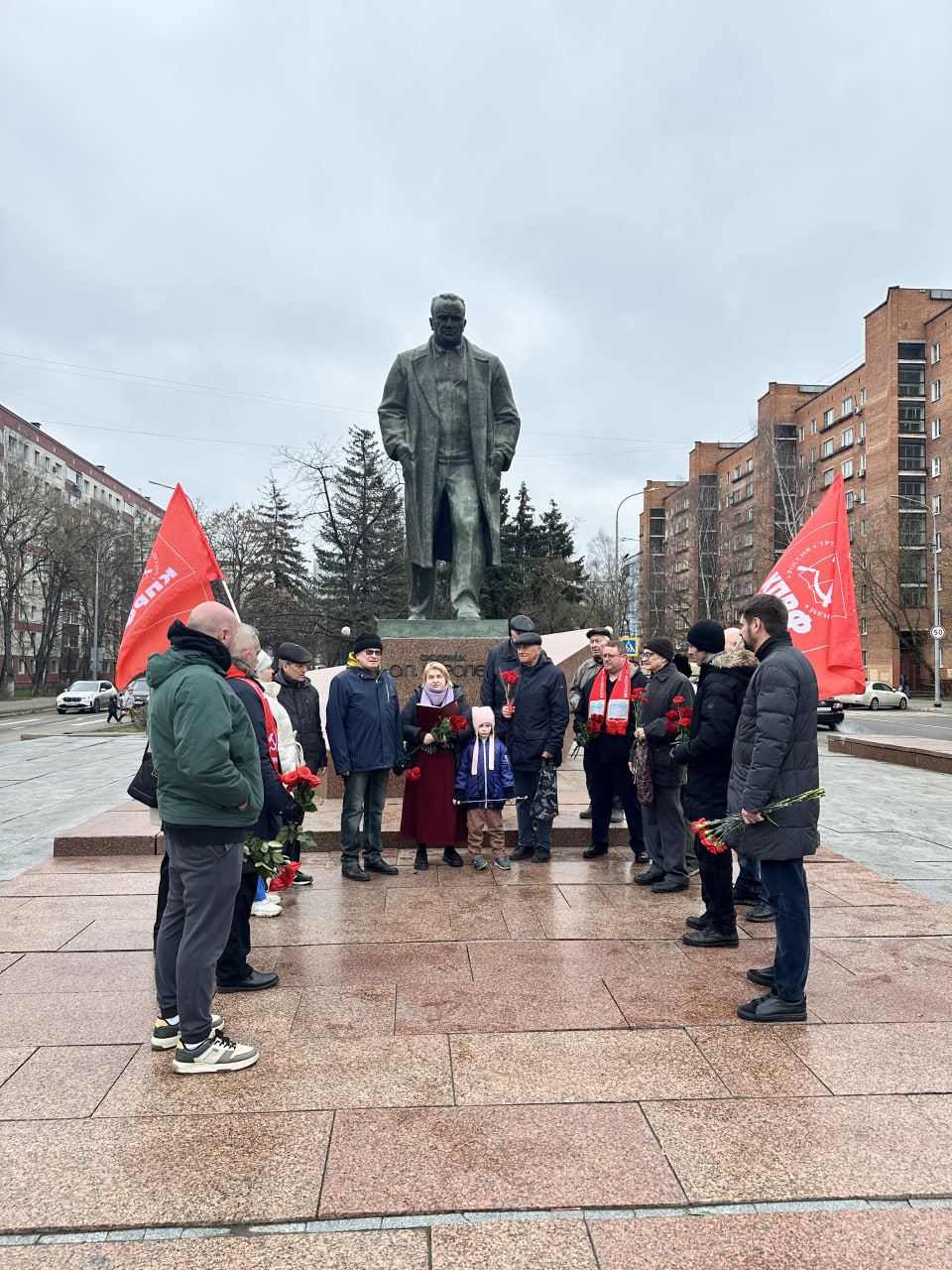 Коммунисты города Королёва, верные своим идеалам и памяти о великом прошлом, собрались у монумента основоположнику космонавтики, Сергею Павловичу Королёву