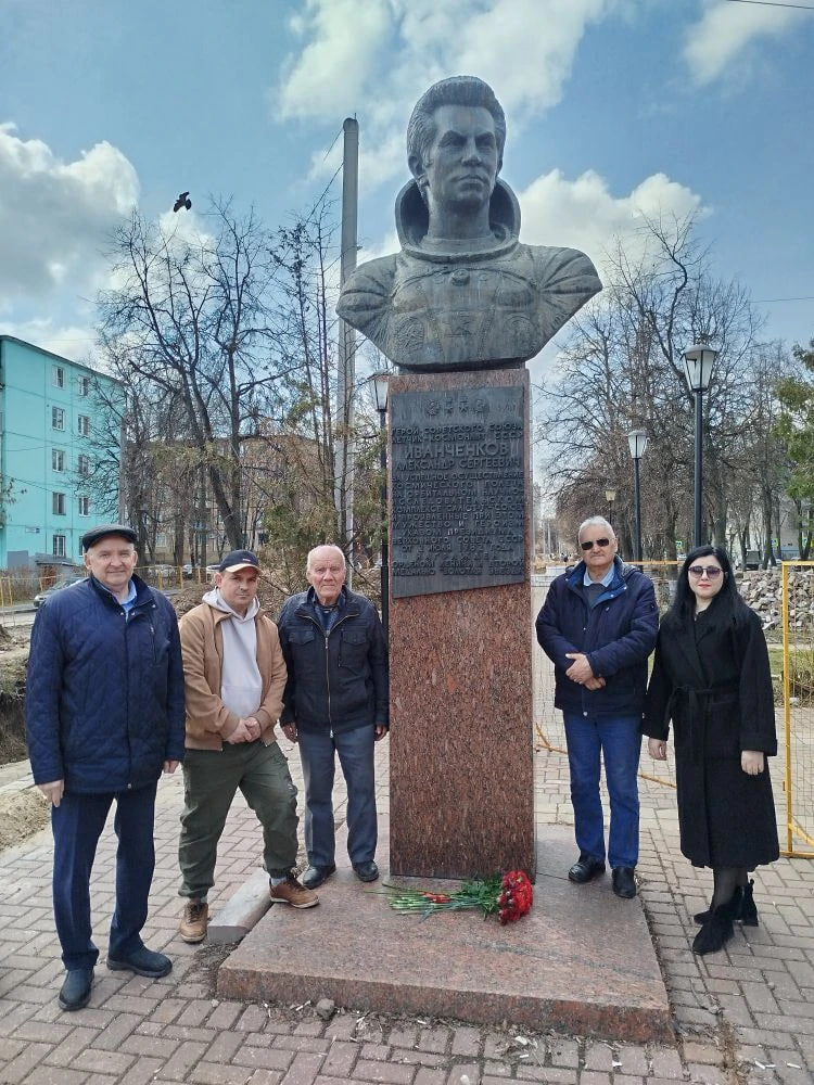 С Днем космонавтики, с Днем советского триумфа!