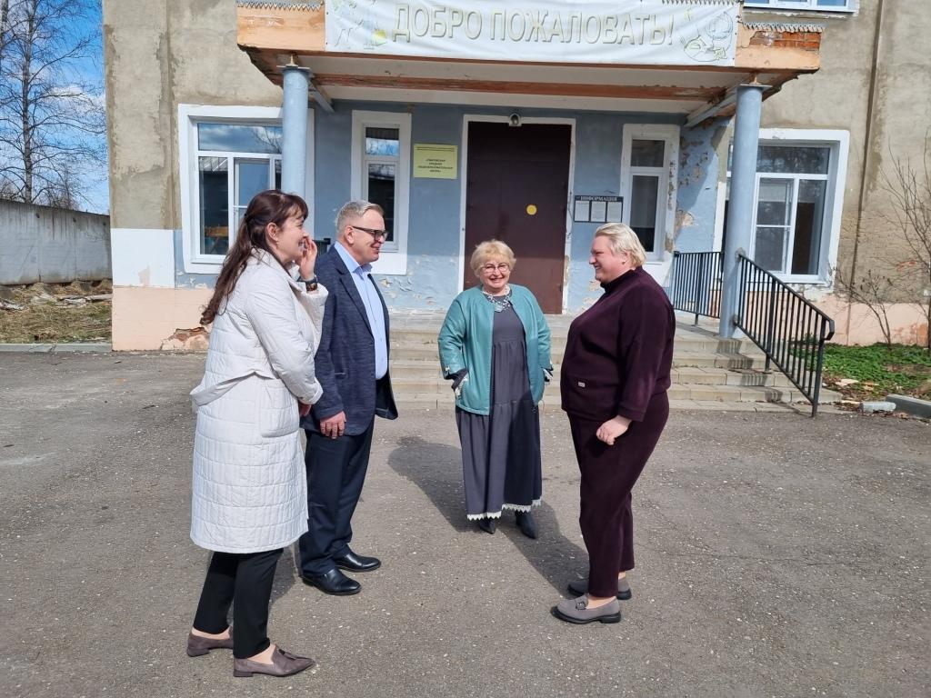Руководитель фракции КПРФ Александр Наумов в рамках инициативного бюджетирования помог двум школам в Можайском м.о.