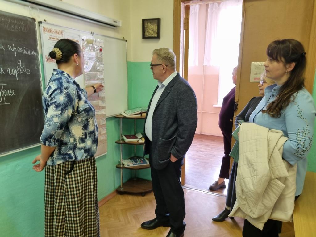Руководитель фракции КПРФ Александр Наумов в рамках инициативного бюджетирования помог двум школам в Можайском м.о.