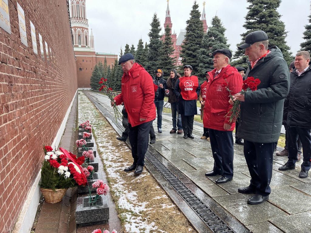 «Продолжая славный космический полет». Коммунисты во главе с Г.А. Зюгановым почтили у Кремлевской стены память советских покорителей Космоса (10.04.2026)