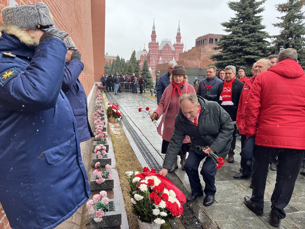 «Продолжая славный космический полет». Коммунисты во главе с Г.А. Зюгановым почтили у Кремлевской стены память советских покорителей Космоса (10.04.2026)