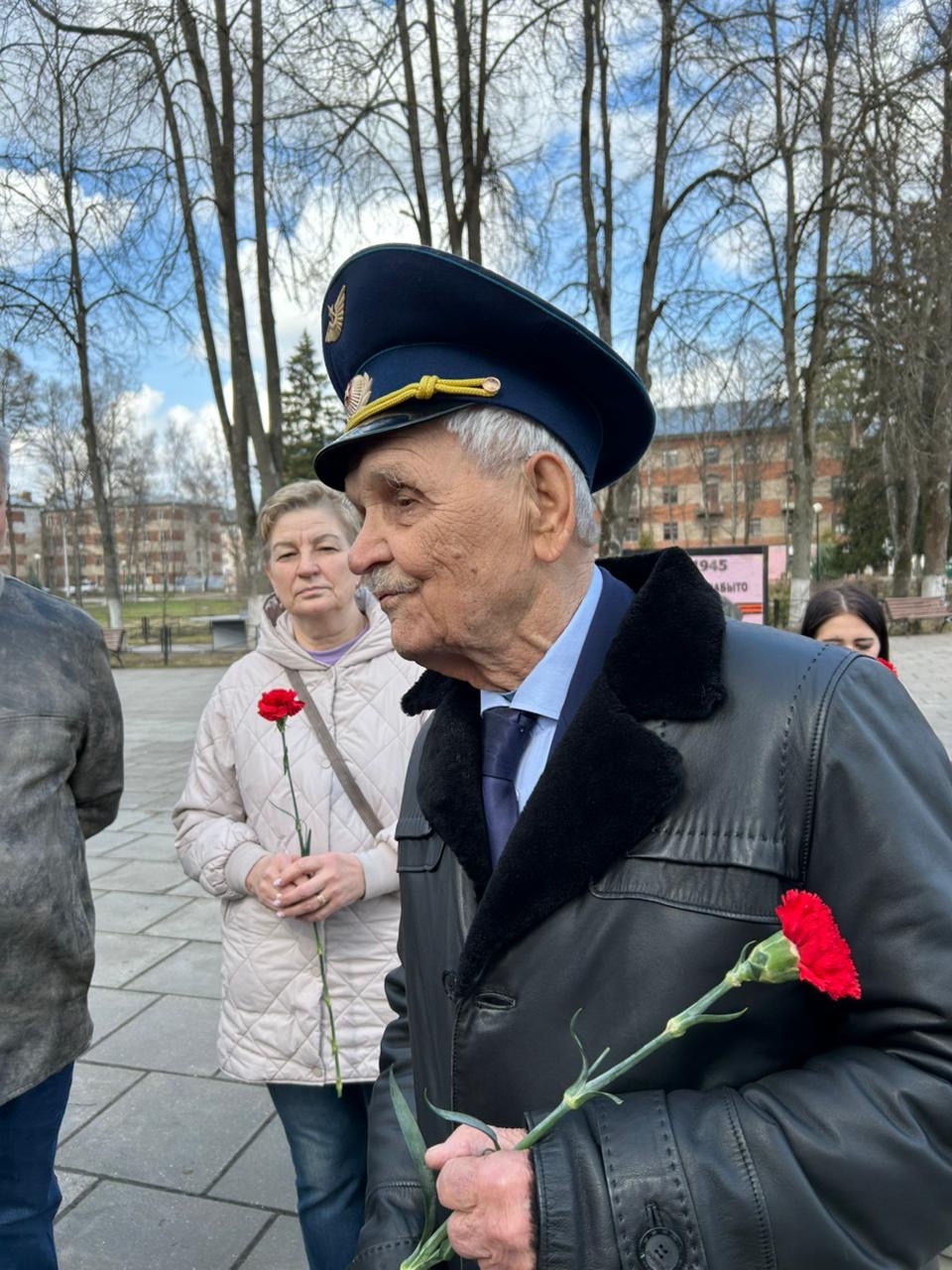 Торжественное возложение к памятникам Юрия Гагарина в Монино