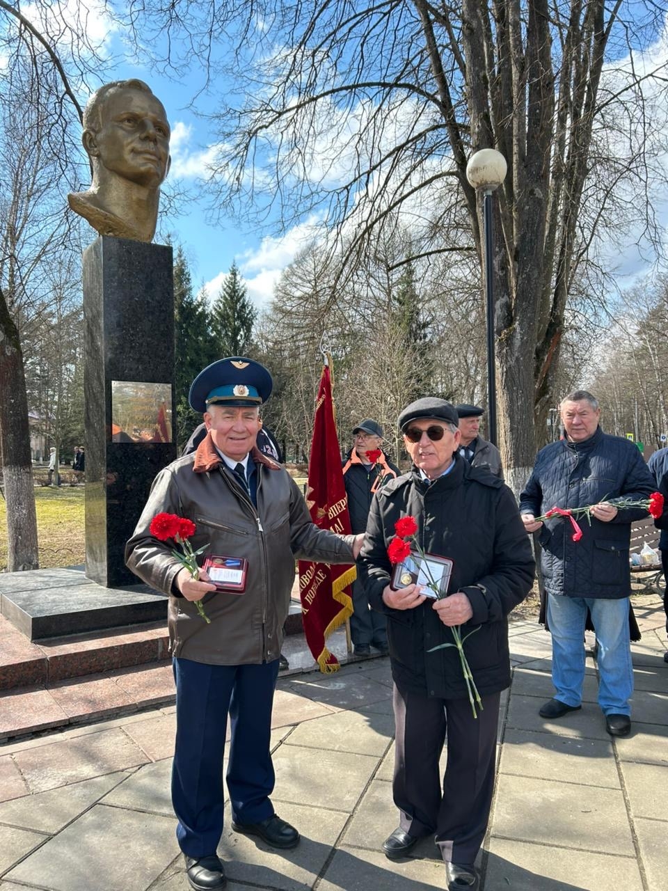 Торжественное возложение к памятникам Юрия Гагарина в Монино