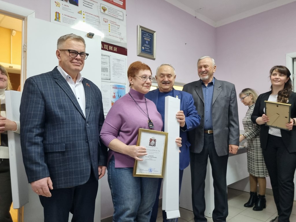 Руководитель фракции КПРФ в Мособлдуме Александр Наумов поздравил сотрудников Можайской подстанции скорой помощи
