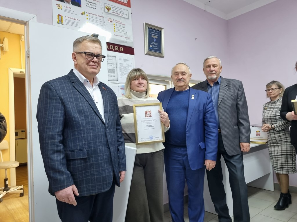 Руководитель фракции КПРФ в Мособлдуме Александр Наумов поздравил сотрудников Можайской подстанции скорой помощи