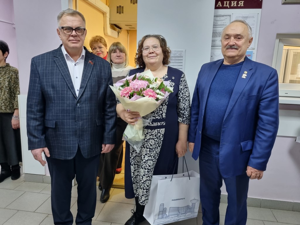 Руководитель фракции КПРФ в Мособлдуме Александр Наумов поздравил сотрудников Можайской подстанции скорой помощи